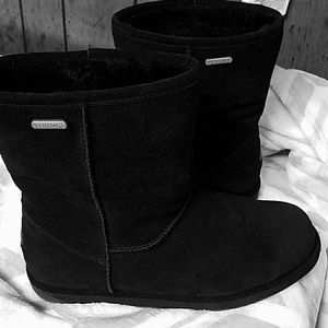 Super cute black Emu boots